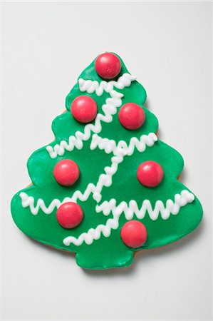 frosted cookies top view - Christmas tree biscuit decorated with chocolate beans Stock Photo - Premium Royalty-Free, Code: 659-03527254
