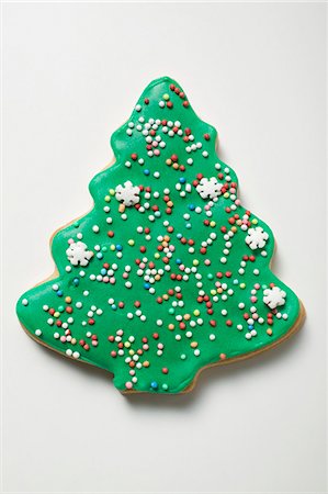 decorated - Christmas tree biscuit decorated with hundreds & thousands Stock Photo - Premium Royalty-Free, Code: 659-03527252