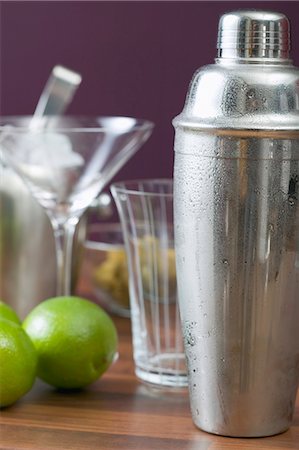 Cocktail shaker, glasses and limes Foto de stock - Sin royalties Premium, Código: 659-03527267