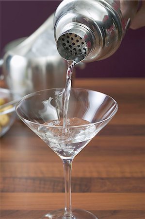 simsearch:659-06901106,k - Pouring Martini out of cocktail shaker into glass Foto de stock - Sin royalties Premium, Código: 659-03527269