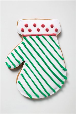 simsearch:659-03534042,k - Iced Christmas biscuit (mitten) Stock Photo - Premium Royalty-Free, Code: 659-03527262