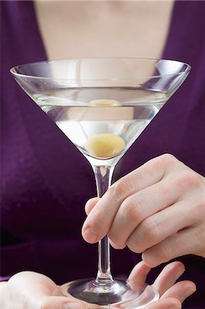 simsearch:659-06155164,k - Woman holding Martini with olive Foto de stock - Sin royalties Premium, Código: 659-03527275