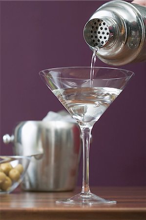 simsearch:659-03526561,k - Pouring Martini out of cocktail shaker into glass Foto de stock - Sin royalties Premium, Código: 659-03527270