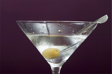 simsearch:659-03524271,k - Martini avec olive en verre Photographie de stock - Premium Libres de Droits, Code: 659-03527271