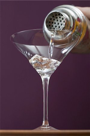 simsearch:659-06155842,k - Pouring Martini out of cocktail shaker into glass Foto de stock - Sin royalties Premium, Código: 659-03527272
