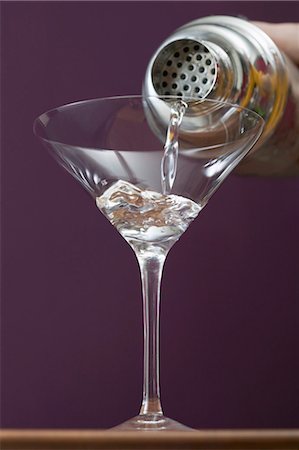 simsearch:659-03529605,k - Sortait Martini cocktail shaker en verre Photographie de stock - Premium Libres de Droits, Code: 659-03527272