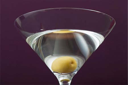 simsearch:659-03523710,k - Martini avec olive en verre Photographie de stock - Premium Libres de Droits, Code: 659-03527273