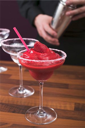 simsearch:659-03524400,k - Daiquiri aux fraises dans le verre, barman en arrière-plan Photographie de stock - Premium Libres de Droits, Code: 659-03527284