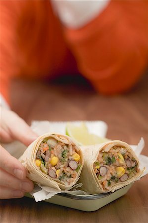 simsearch:659-01858654,k - Femme avec burritos Photographie de stock - Premium Libres de Droits, Code: 659-03527305