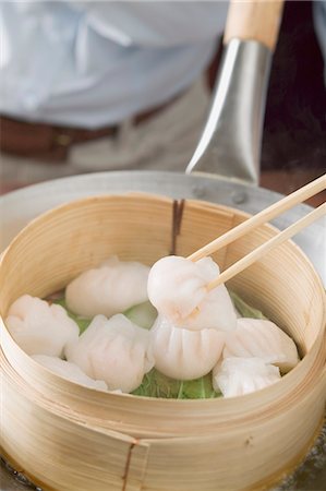 dimsum - Cooking dim sum in bamboo steamer Stock Photo - Premium Royalty-Free, Code: 659-03527314