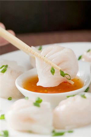 dim sum - Dipping dim sum in chilli sauce Foto de stock - Sin royalties Premium, Código: 659-03527319