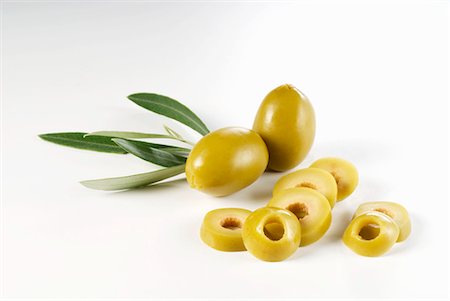 Green olives, whole and sliced Stock Photo - Premium Royalty-Free, Code: 659-03527339
