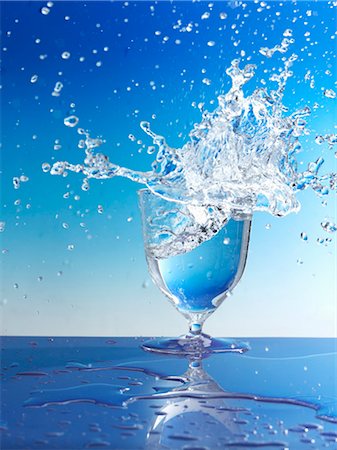 Water splashing out of glass Foto de stock - Sin royalties Premium, Código: 659-03527342