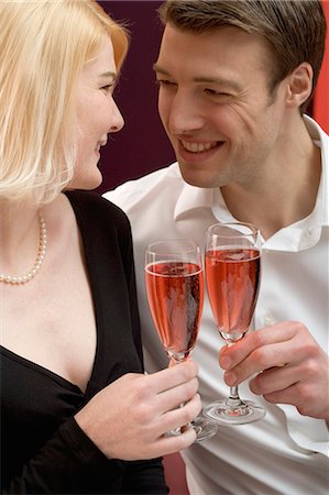 simsearch:659-06902571,k - Couple clinking glasses of sparkling wine Foto de stock - Sin royalties Premium, Código: 659-03527372