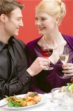 simsearch:659-03527403,k - Couple élégant lever les verres de vin Photographie de stock - Premium Libres de Droits, Code: 659-03527402