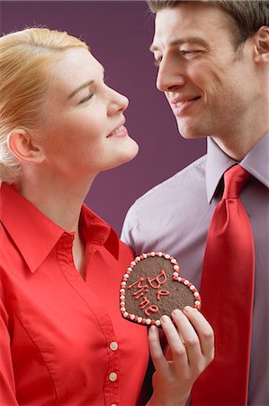 simsearch:659-03527403,k - Couple avec cœur en chocolat avec les mots Be Mine Photographie de stock - Premium Libres de Droits, Code: 659-03527429