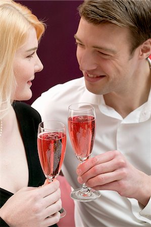 simsearch:659-03529216,k - Couple clinking glasses of sparkling wine Foto de stock - Sin royalties Premium, Código: 659-03527448