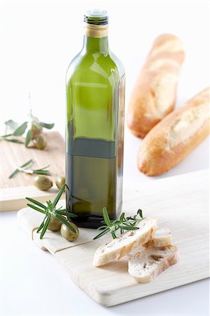 Bottle of olive oil, rosemary and bread Foto de stock - Sin royalties Premium, Código: 659-03527469