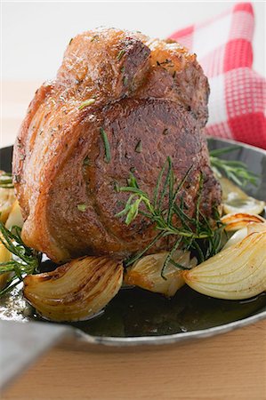 Contrefilet de veau avec oignons et romarin dans la poêle à frire Photographie de stock - Premium Libres de Droits, Code: 659-03527460