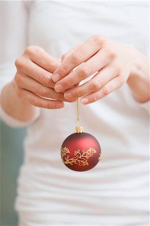 simsearch:659-03529405,k - Woman holding Christmas bauble Fotografie stock - Premium Royalty-Free, Codice: 659-03527484