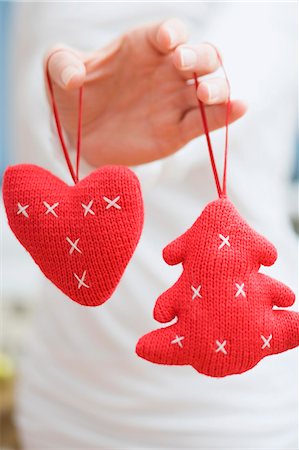 simsearch:659-03529405,k - Hand holding two knitted Christmas tree ornaments Fotografie stock - Premium Royalty-Free, Codice: 659-03527486