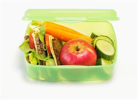 simsearch:659-03527518,k - Boîte à lunch santé contenant des légumes, des pommes, des sandwichs Photographie de stock - Premium Libres de Droits, Code: 659-03527518