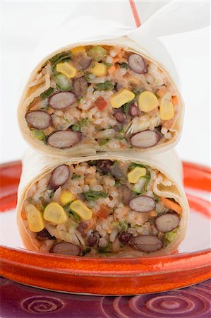 simsearch:862-03364445,k - Bean and rice burritos to take away Foto de stock - Royalty Free Premium, Número: 659-03527619