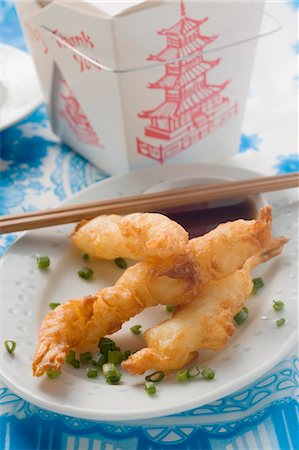 salsa de soja - Deep-fried prawns in batter with soy sauce to take away (Asia) Foto de stock - Sin royalties Premium, Código: 659-03527645