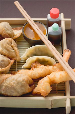 fried shrimp - Plateau d'amuse-gueule asiatique à emporter Photographie de stock - Premium Libres de Droits, Code: 659-03527665