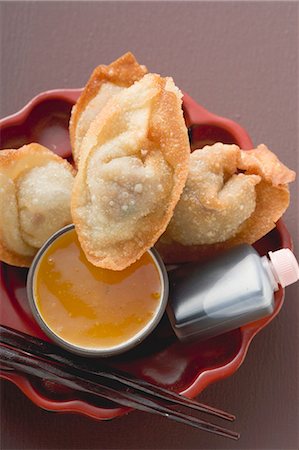 simsearch:659-03523103,k - Deep-fried dim sum with two sauces (Asia) Foto de stock - Sin royalties Premium, Código: 659-03527661