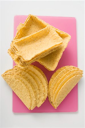 simsearch:659-03527829,k - Assorted taco shells on pink chopping board Foto de stock - Sin royalties Premium, Código: 659-03527700