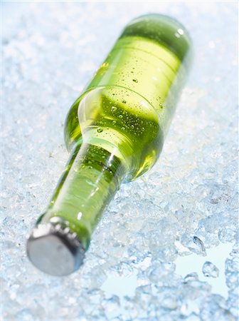 Bottle of beer on crushed ice Foto de stock - Sin royalties Premium, Código: 659-03527743