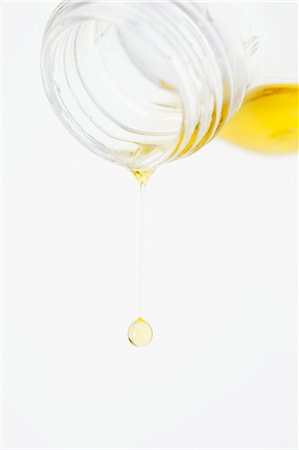 Olive oil dripping out of a bottle Foto de stock - Sin royalties Premium, Código: 659-03527764