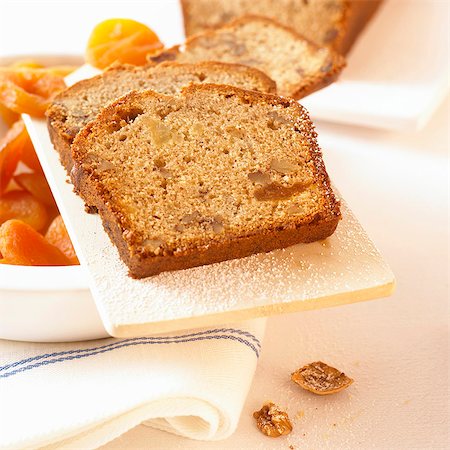 Apricot and nut loaf (several slices) Foto de stock - Sin royalties Premium, Código: 659-03527776