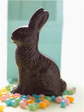 Lapin de Pâques au chocolat entouré de jelly beans Photographie de stock - Premium Libres de Droits, Code: 659-03527846