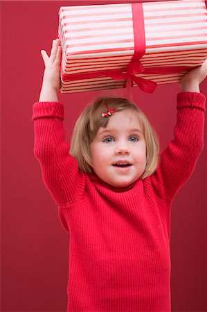 simsearch:659-03521663,k - Small girl holding Christmas parcel Foto de stock - Sin royalties Premium, Código: 659-03527859