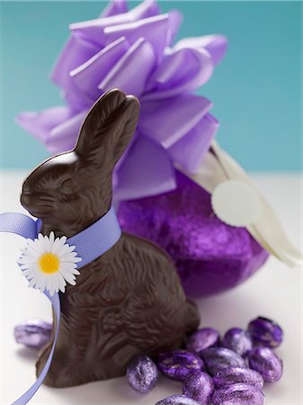 simsearch:659-01865764,k - Chocolate Bunny and chocolate Easter eggs in purple foil Foto de stock - Sin royalties Premium, Código: 659-03527851