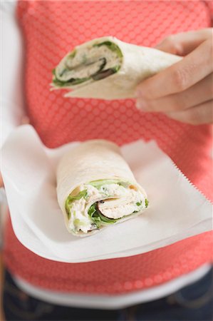 Woman holding two tuna wraps on paper Foto de stock - Sin royalties Premium, Código: 659-03527873