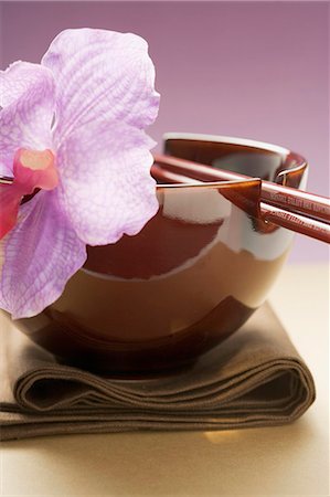 simsearch:659-01845916,k - Cuvette de laque avec baguettes et orchidée sur tissu (Asie) Photographie de stock - Premium Libres de Droits, Code: 659-03527895