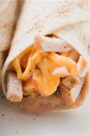 simsearch:659-03524467,k - Burrito with cheese and chicken (close-up) Foto de stock - Royalty Free Premium, Número: 659-03527913