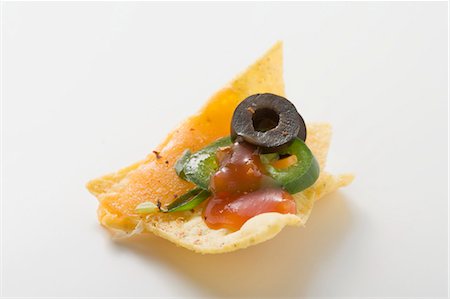 pimiento chipotle - Nacho with cheese, olive, chilli ring and ketchup Foto de stock - Sin royalties Premium, Código: 659-03527929