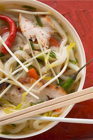 Spicy noodle soup with chicken to take away (Asia) Stock Photo - Premium Royalty-Free, Code: 659-03527937