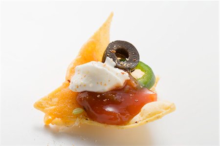 simsearch:659-03526918,k - Nacho with cheese, olive, chilli ring, ketchup & sour cream Fotografie stock - Premium Royalty-Free, Codice: 659-03527930