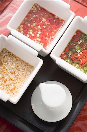 Three spicy Asian sauces Foto de stock - Sin royalties Premium, Código: 659-03527941