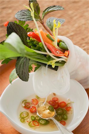 simsearch:659-01849559,k - Rice paper roll filled with vegetables, noodles & herbs, chilli sauce Foto de stock - Sin royalties Premium, Código: 659-03527960