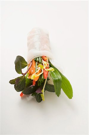 simsearch:659-03531147,k - Rice paper rolls filled with vegetables, glass noodles & herbs Foto de stock - Sin royalties Premium, Código: 659-03527962