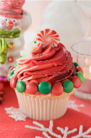 simsearch:659-03526162,k - Cupcake decorated with Christmas sweets Fotografie stock - Premium Royalty-Free, Codice: 659-03528006