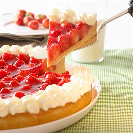 strawberry recipe - Strawberry flan with cream, a piece cut Stock Photo - Premium Royalty-Free, Code: 659-03528035