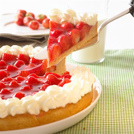 strawberry tart - Strawberry flan with cream, a piece cut Stock Photo - Premium Royalty-Free, Code: 659-03528035