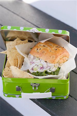 simsearch:659-01847813,k - Chicken sandwich and crisps in lunch box Foto de stock - Sin royalties Premium, Código: 659-03528054